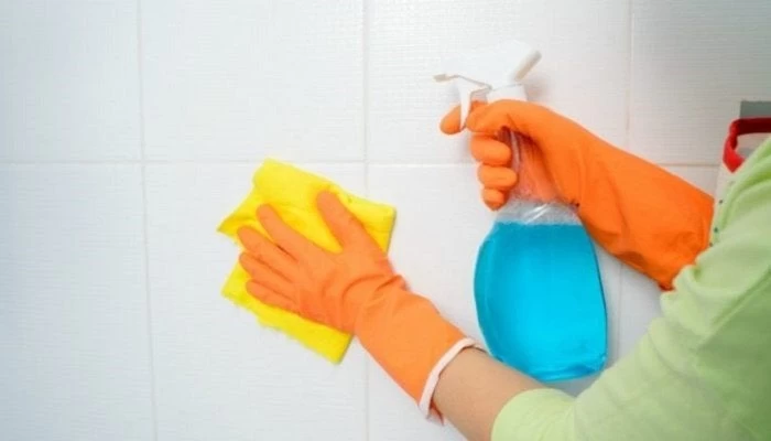 Ετσι θα εξαφανίσετε τη μούχλα από τους αρμούς στο μπάνιο